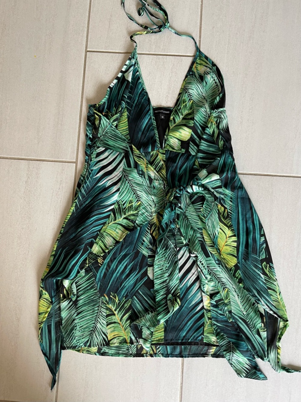 PrettyLittleThing Green Tropical Leaf Halter Dress - Picture 2 of 3